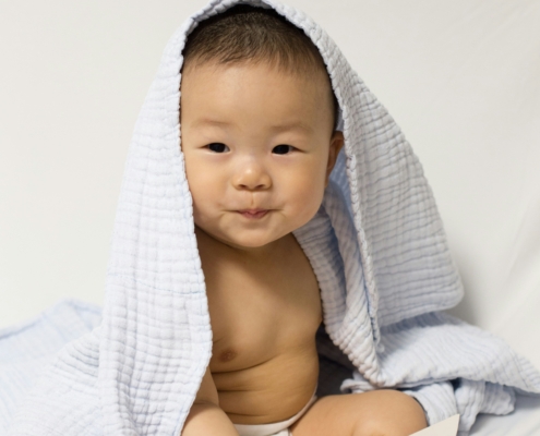 Diapered baby Photo by Minnie Zhou on Unsplash